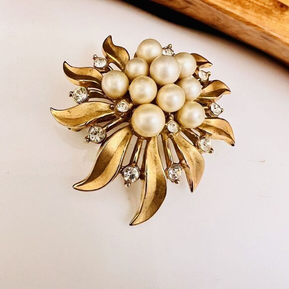 Vintage Crown Trifari Brooch Gold T Faux Pearls Rhinestones Flower Floral 4445 - Picture 4 of 8